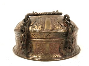 lot 339 image: Beautiful Antique Turkish Hanging CopperBrass Box