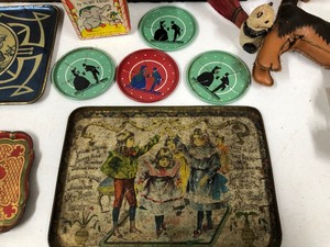 lot 333 image: Hinged Wood Box Full of Vintage & Antique Items