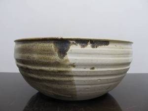 lot 65 image: Excellent Vintage Signed HOLMQUIST Studio Art Pottery Bowl