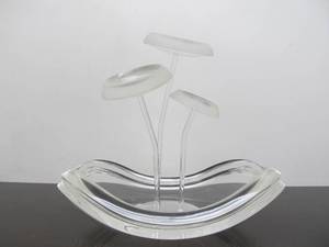 lot 80 image: Vintage Mid Century Lucite Flower Display 
