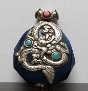 lot 99 image: LARGE Old Vintage Oriental Silver & Blue Stone Pendant wDragons