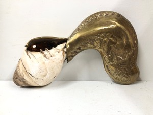 lot 239 image: Large Antique Tibetan Brass & Conk Horn 