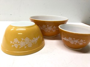 lot 148 image: Vintage PYREX Nesting Bowl Set