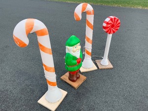 lot 418 image: Great Lot of Vintage Christmas Blowmolds - Candles, Lollipop & Elf