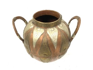 lot 242 image: Antique Middle Eastern Hand Hammered Copper & Brass Pot