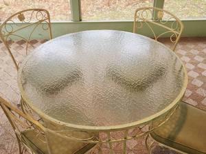 lot 21 image: Vintage Patio Table & Chairs