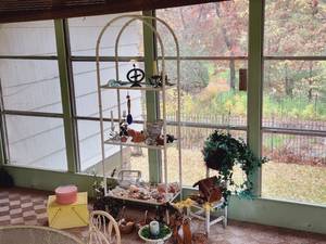 lot 24 image: Steel & Glass ShelfSea Shells & Dcor Lot