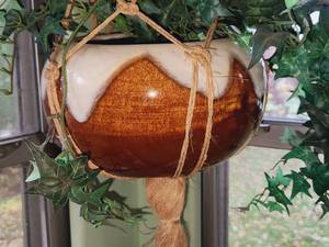 lot 27 image: Vintage California Pottery Works Hanging Planter