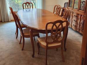 lot 28 image: Elegant Vintage Thomasville Dining Set