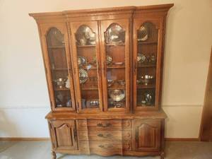 lot 29 image: Elegant Vintage Thomasville China Cabinet