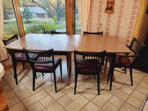 lot 1 image: MCM Dining Table & 6 Chairs
