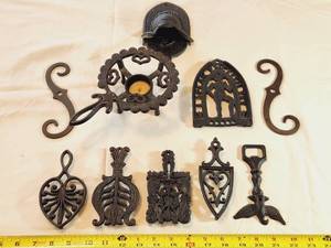 lot 19 image: Vintage Decorative Cast Iron Lot