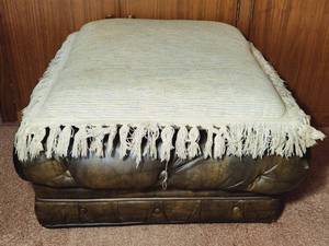 lot 50 image: Vintage Ottoman and Pillow