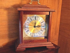 lot 62 image: Vintage Howard Miller Mantle Clock