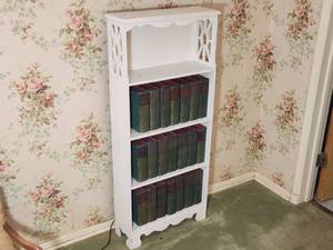 lot 72 image: Vintage White Bookshelf