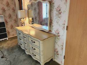 lot 74 image: Vintage Hollywood Regency Style Dresser