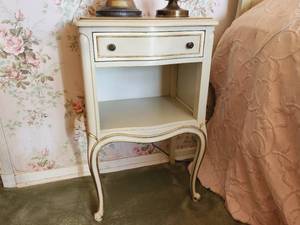 lot 76 image: Vintage Hollywood Regency Style Nightstands