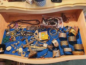 lot 80 image: Top Drawer Jewelry