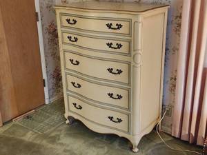 lot 81 image: Vintage Hollywood Regency Style Dresser