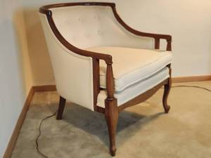 lot 44 image: Vintage Classic Upholstered Chair