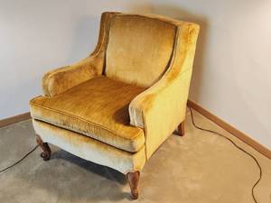 lot 45 image: Vintage Upholstered Chair