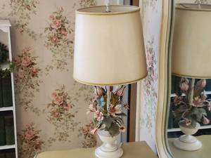 lot 96 image: Vintage Flower Lamp