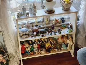 lot 113 image: White Shelf & Contents