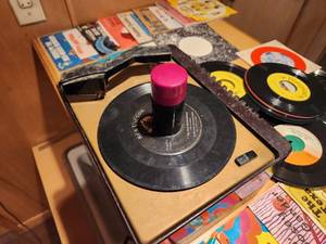 lot 117 image: Vintage RCA Record Player w Records