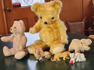 lot 138 image: Steiff Teddy Bears w Vintage Stuffed Animals