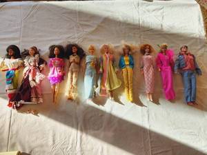 lot 178 image: Vintage 10 Barbie Dolls Lot