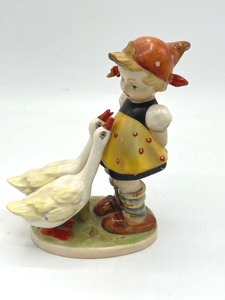 lot 17 image: Hummel Goebel Goose Girl #905 (Beswick England) 6 Tall