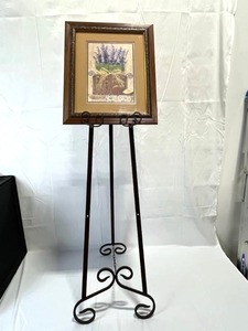 lot 22 image: Decorative Metal PictureWreath Stand with 15 x 18 Framed Picture.