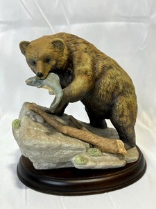 lot 25 image: 1994 Homco Endangered Species Brown Bear Masterpiece Porcelain (7 Tall without the stand)