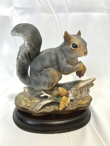 lot 27 image: Vintage 1982 Homco Squirrel Masterpiece Porcelain (6 x 6 without the stand)