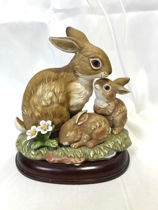 lot 28 image: Vintage 1990 Homco Bunny Blessings Masterpiece Porcelain (6 x 6 without the stand)