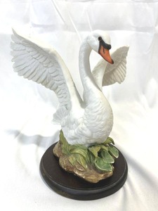 lot 29 image: Vintage 1987 Homco Swan by Masterpiece Porcelain (7 Tall)