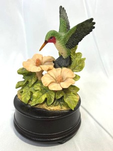 lot 32 image: Vintage Woodland Melodies Hummingbird Love Me Tender Music Box (6 Tall) in Working Condition