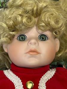 lot 39 image: Vintage Carol Anne Dolls by Bette Ball Limited Edition Musical Doll (6145,000) in Good Working Condition