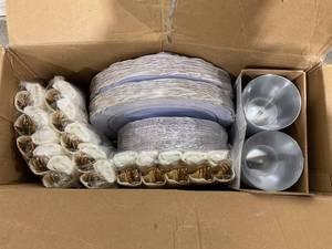 lot 243 image: Liacere 350PCS Gold Plastic Dinnerware Set