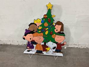 lot 246 image: ProductWorks 32 Peanuts Gang Around The Tree Hammered Metal Yard Decor