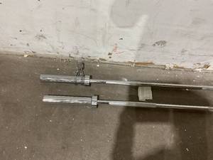 lot 400 image: 59 inch Silver Set of 2 Weight Bars