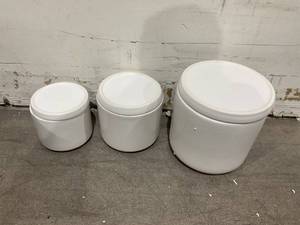 lot 281 image: Olly & Rose Matte White Flower Pots Garden Planters