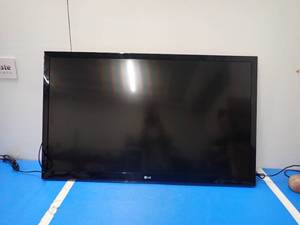 lot 1 image: LG&nbsp55LV355B TV  55 screen with 1920 x 1080 HD Resolution  built-in speakers  includes power cable  no remote