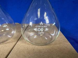 lot 5 image: 2 500 mL Volumetric Flasks