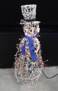 lot 5 image: METAL WIRE SNOWMAN WITH LIGHTS