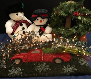 lot 15 image: CHRISTMAS LOT