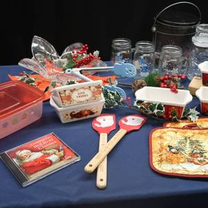 lot 21 image: CHRISTMAS KITCHEN ITEMS LOT