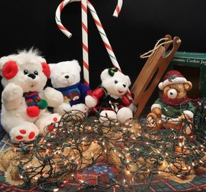 lot 23 image: CHRISTMAS COOKIE JAR  LG RUG AND MORE