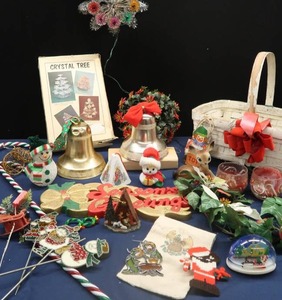 lot 25 image: VINTAGE HANGING BELLS MUSICAL LOT