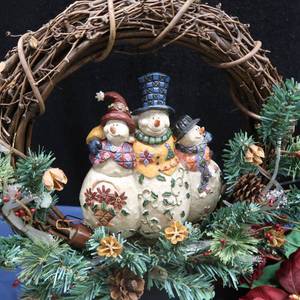 lot 28 image: NEATLOT OF CHRISTMAS ITEMS